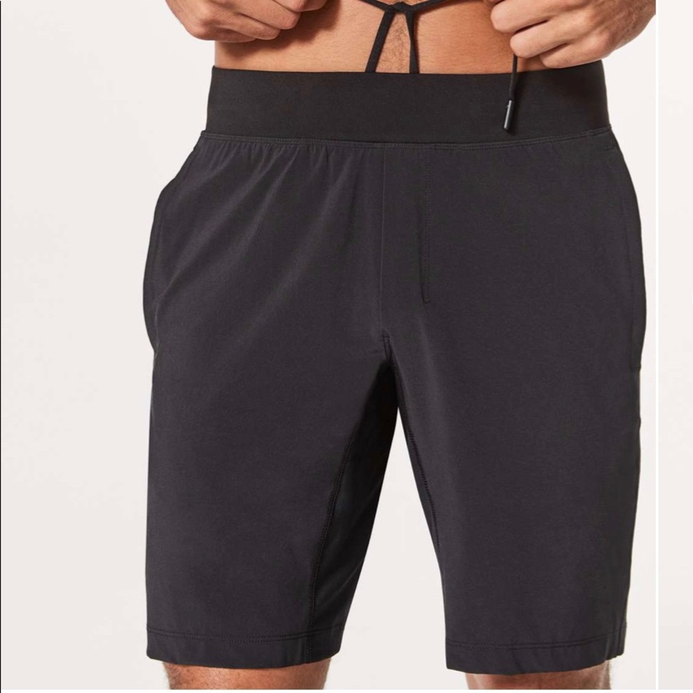 🍋Lululemon Men’s Shorts size small black THE